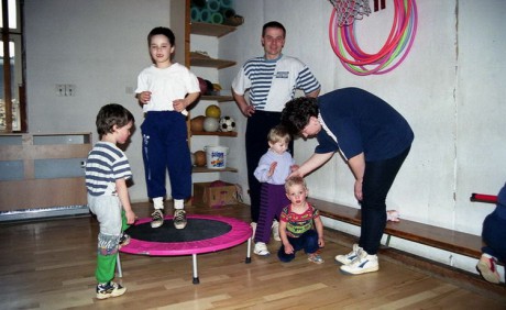 2000_04_S malými dětmi cvičíme teď v tělocvičně ZŠ Loukovec.jpg