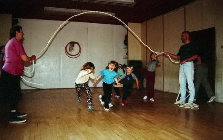 2003_18_Cvičení předškoláků s rodiči v tělocvičně ZŠ.jpg