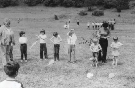 1987_11_Dětského dne se účastnily i děti ze školky.jpg