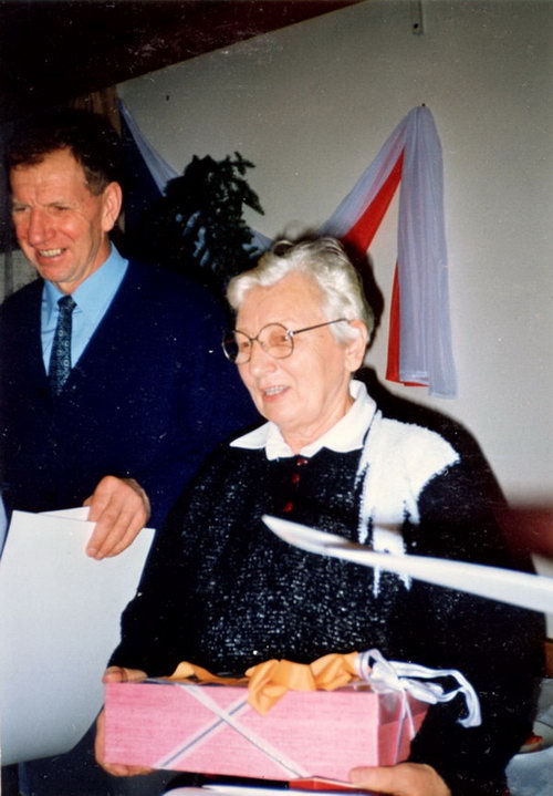 1994_06_Předseda OVČSTV Vaněk předává dary našim členům.jpg