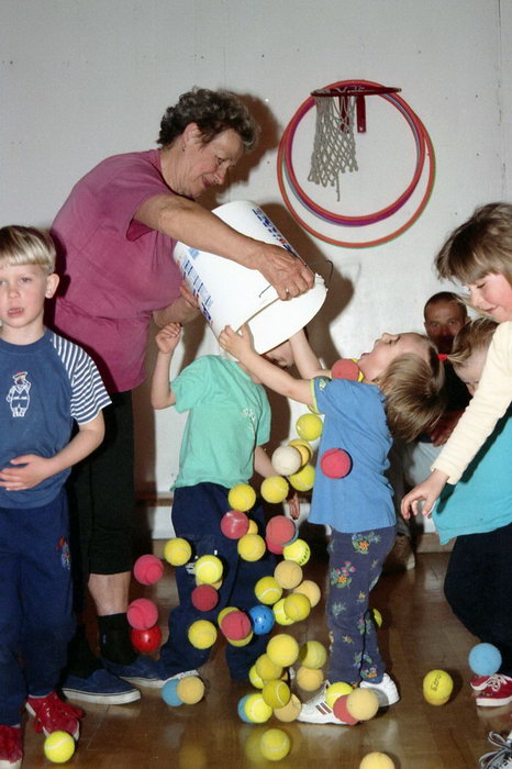 2003_19_Cvičení předškoláků s rodiči v tělocvičně ZŠ.jpg